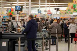 Offerta Eurospin, fila supermercato