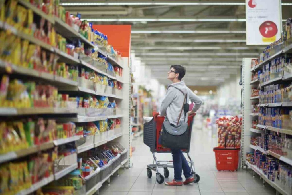 Questa iniziativa, con una scadenza ravvicinata, ha dato vita a una vera e propria corsa ai supermercati