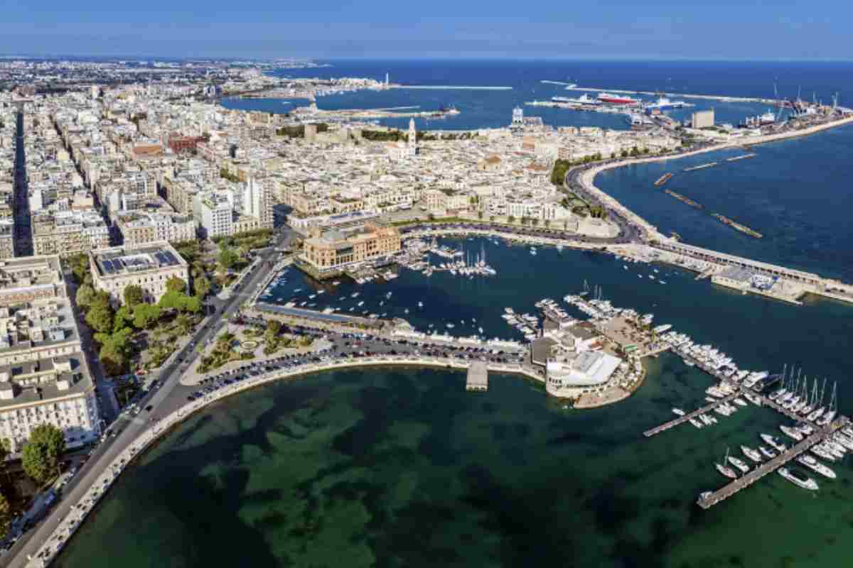 Bari emerge come la città più economica del Paese, con un'inflazione del 3,7% e una spesa aggiuntiva annua per famiglia di soli 731 euro.